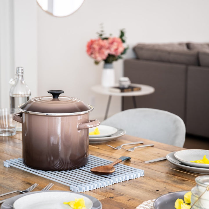 Multi-Purpose Roll-Up Rack As A Trivet